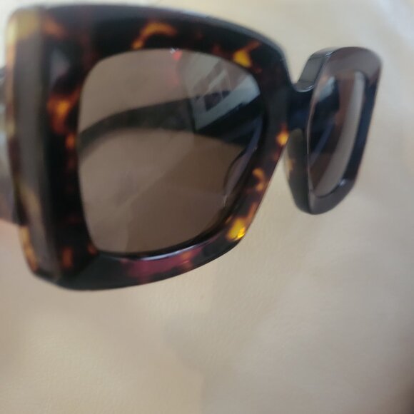 Chanel Women's Tortoise Chunky Square Frame Sunglasses With CC Logo Item #5435-A - Picture 14 of 16